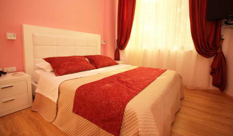 Bedroom 2, White City, Beratit