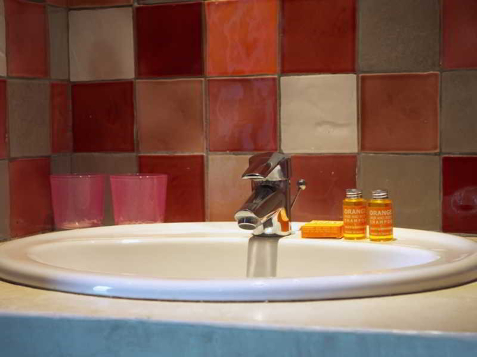 Bathroom 3, Hotel La Rotonde, Var