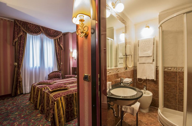 Bathroom 4, Hotel Vittoria, Milano