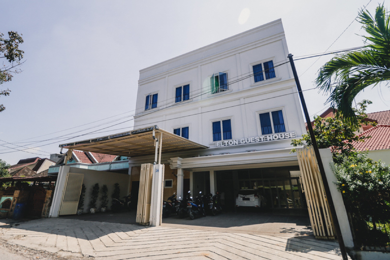 Exterior & Views 2, RedDoorz near Hermes Place Polonia Medan, Medan