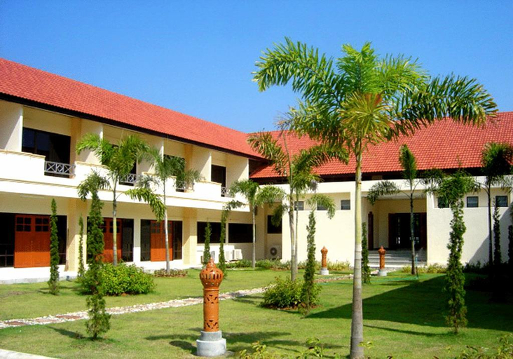 Exterior & Views