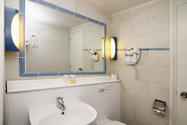 Bathroom 4, Campanile Cannes Ouest - Mandelieu, Alpes-Maritimes