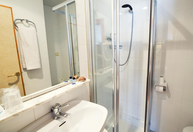 Bathroom 4, Hotel Miramar Badalona, Barcelona