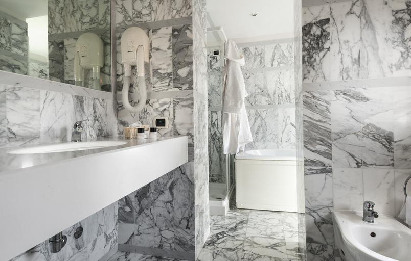 Bathroom 4, Hotel Vittoria, Ravenna