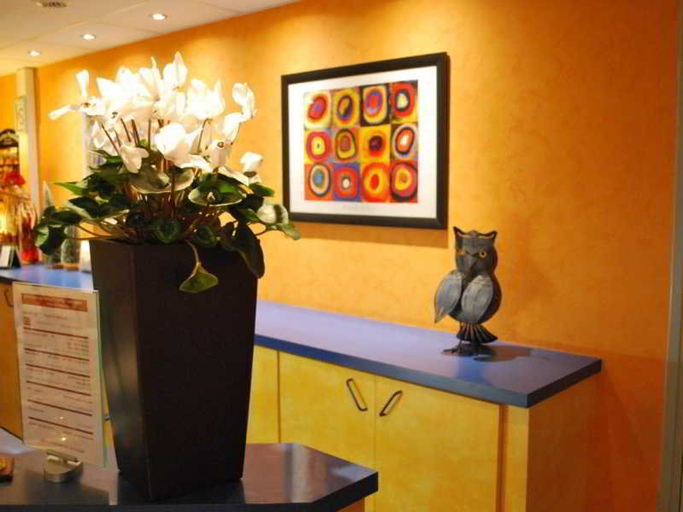 Public Area 3, Hotel Tambourin, Marne