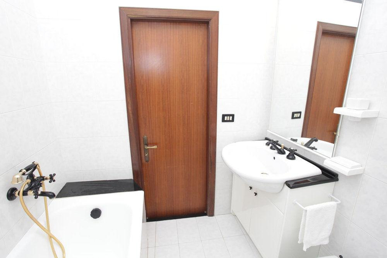 Bathroom 5, Case Francesco, Ragusa