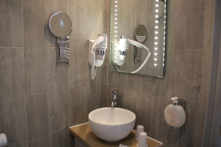 Bathroom 4, Hôtel The Originals Neptune Berck-sur-Mer, Pas-de-Calais
