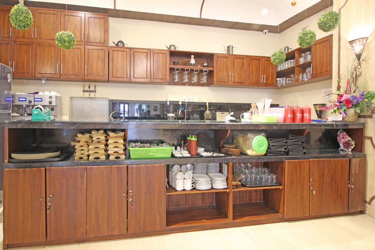 Dining Room 1, RedDoorz Premium At The Garden Suites Solo, Solo