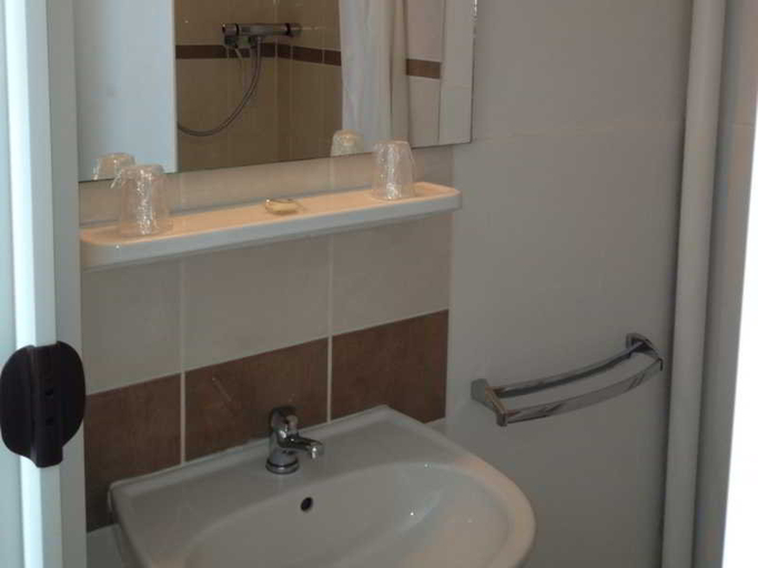 Bathroom 4, Hotel Vieille Tour, Seine-Maritime