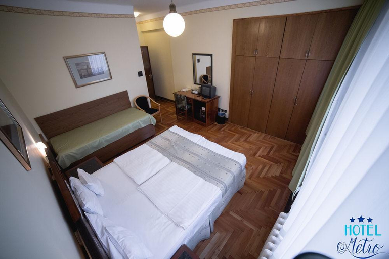 Others 5, Hotel Metro, Budapesti
