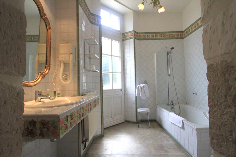 Bathroom 5, Château de Périgny, The Originals Relais, Vienne