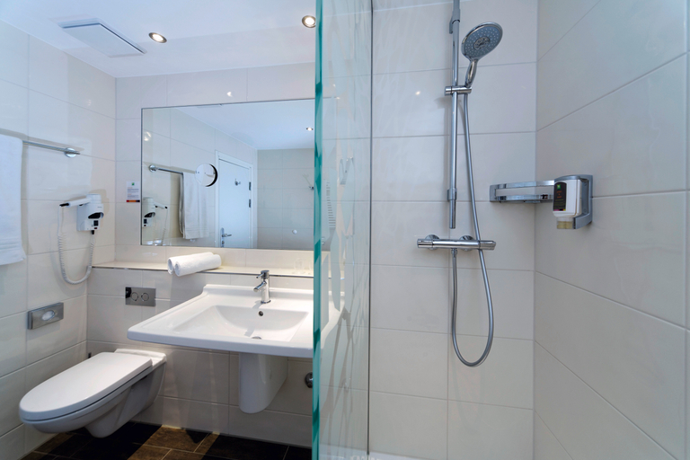 Bathroom 4, Premier Inn Stuttgart Bad Cannstatt, Stuttgart