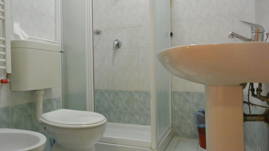 Bathroom 4, Cityhotel Central Station, Milano