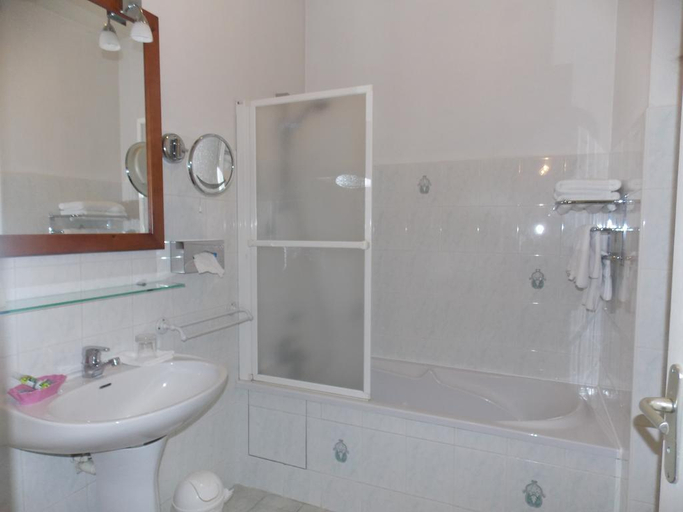 Bathroom 4, Le Chateau de Bricquebec, Manche