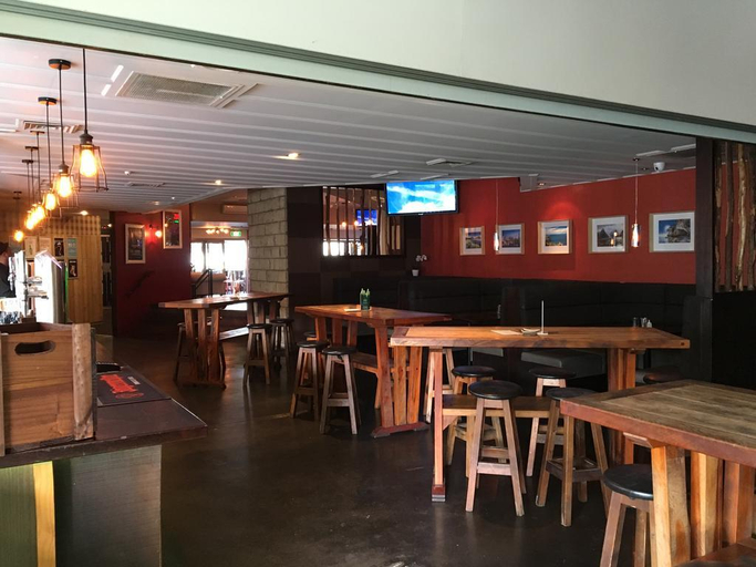 Food & Drinks 5, Poenamo Hotel, Waitakere