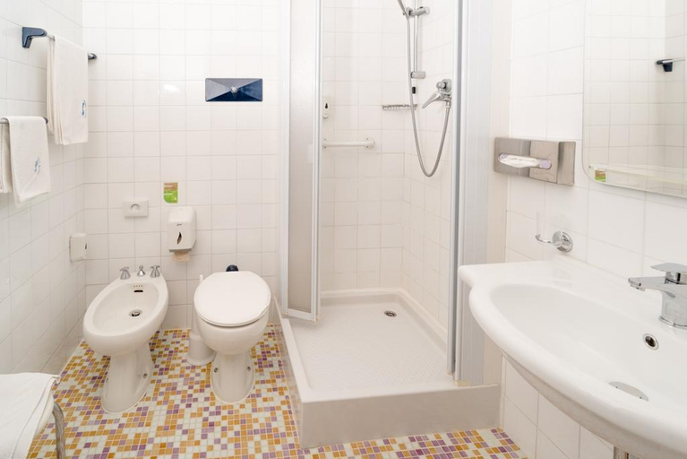 Bathroom 4, Hotel Santoli, Bologna