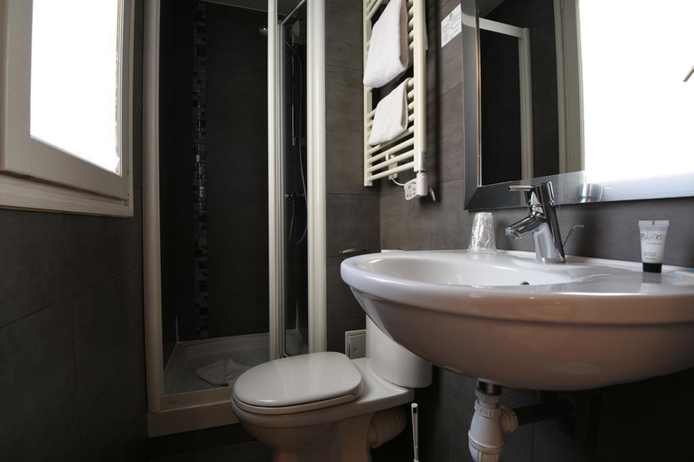Bathroom 4, Hotel Amélie, Paris