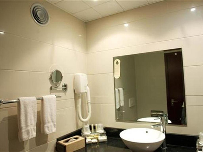 Bathroom 5, Lancaster Hotel Kumasi, Kumasi