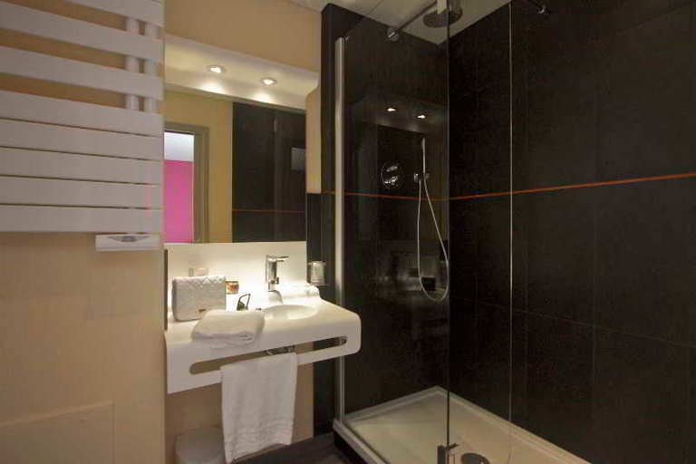 Bathroom 3, Logis Hôtel Novalis, Quimperlé, Finistère
