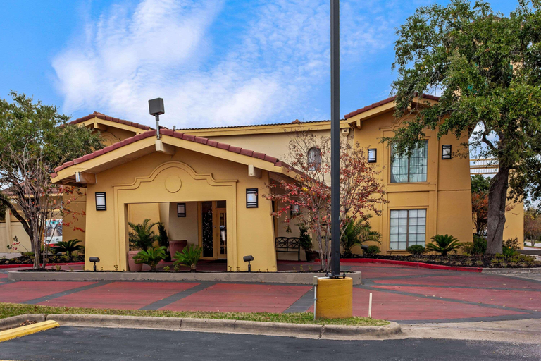 Exterior & Views 1, Rodeway Inn, Brazos