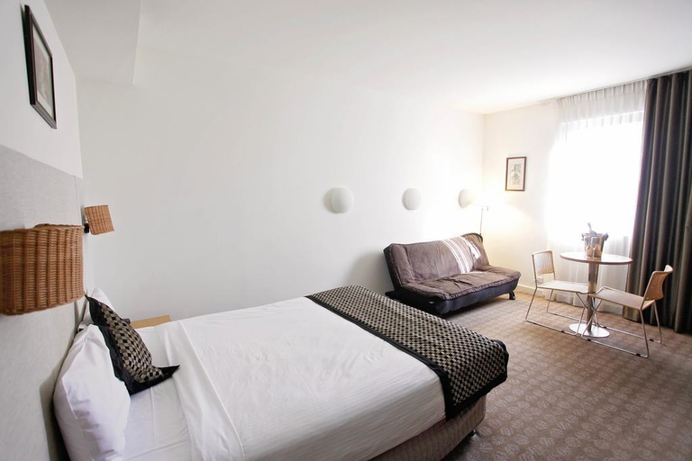 Bedroom 4, Golden Pebble Hotel, Knox - North-West