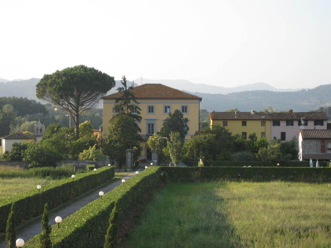 Exterior & Views