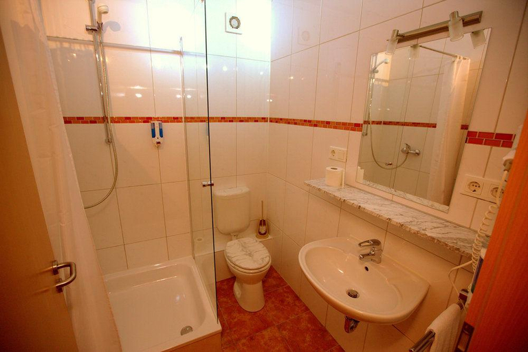 Bathroom 5, Airport Hotel Walldorf, Groß-Gerau