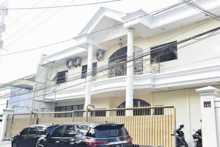 Exterior & Views, RedDoorz near Lenmarc Mall Surabaya, Surabaya