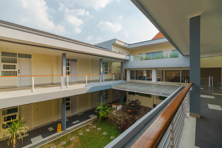 Exterior & Views 2, RedDoorz Plus @ Point Phila Cihampelas, Bandung