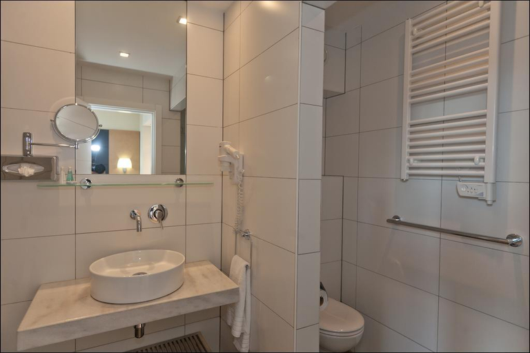 Bathroom 5, B-aparthotel Grand Place, Bruxelles