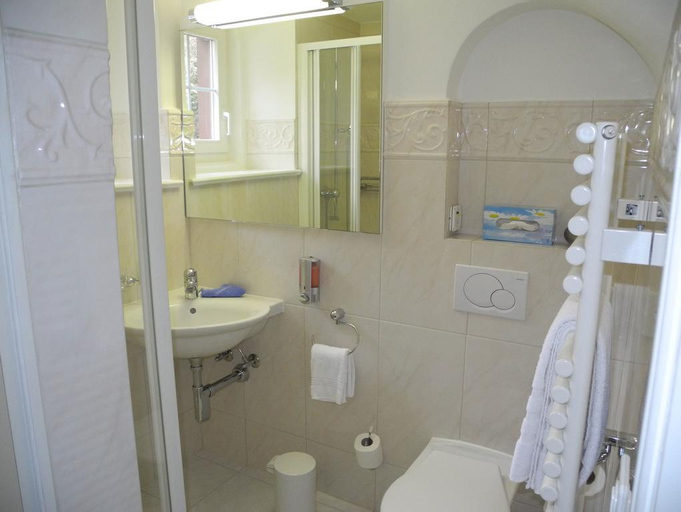 Bathroom 5, Hotel Chesa Spuondas, Maloja
