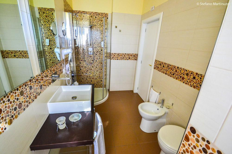Bathroom 5, Hotel Corsignano, Siena