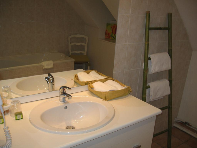 Bathroom 1, Villa Marjane, Loiret