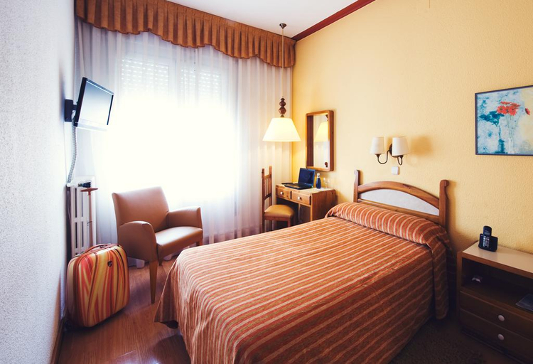 Bedroom 3, Hotel Miramar Badalona, Barcelona
