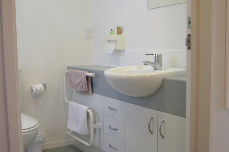 Bathroom 4, AAA Northlands Motel, Christchurch