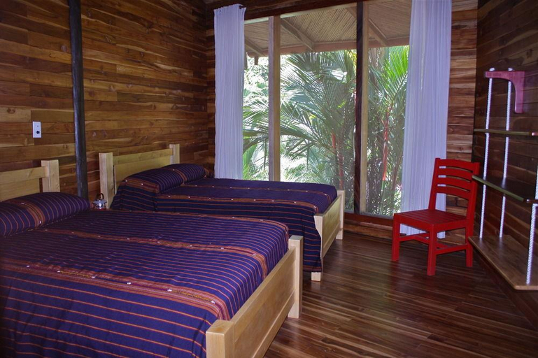 Bedroom 2, Macaw Lodge, Turrubares