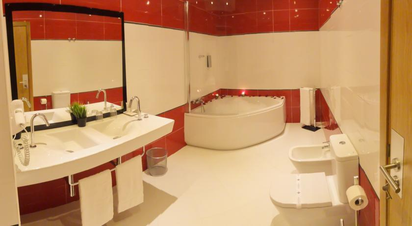 Bathroom 4, Vila Nova Guesthouse, Lisbon