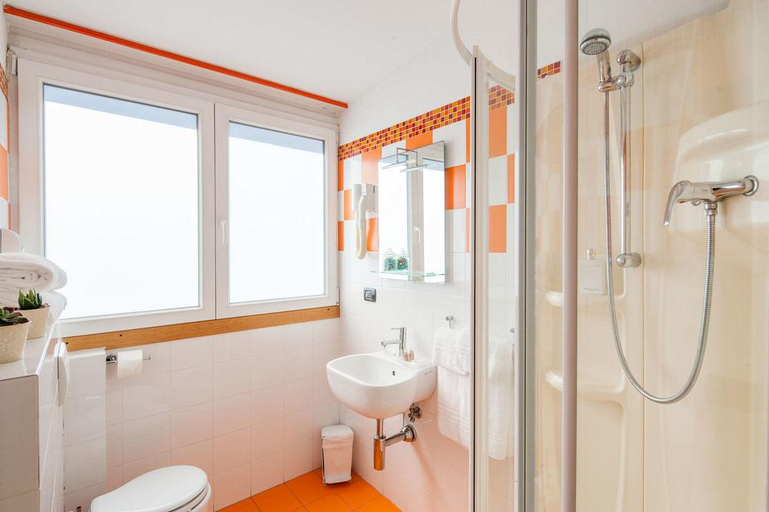 Bathroom 4, Albergo la Piazzetta, Genova