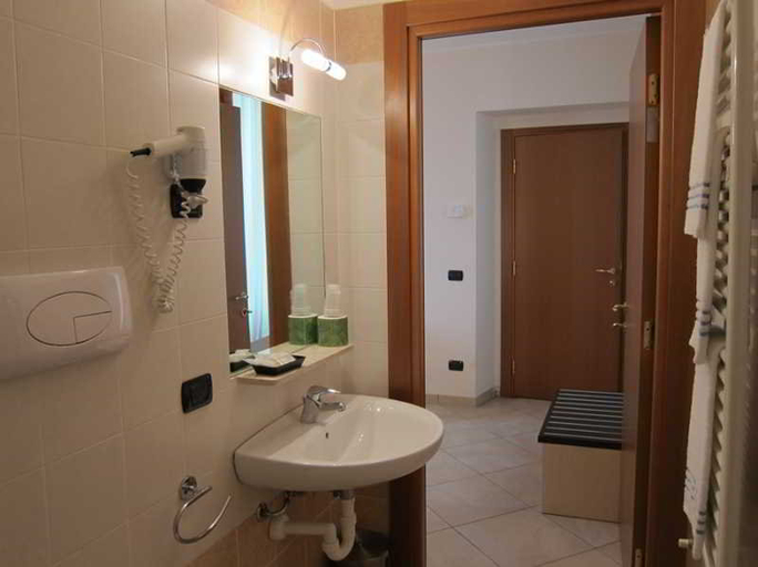 Bathroom 5, Hotel della Volta, Brescia