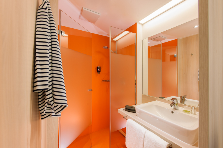 Bathroom 5, B&B Hotel Aalen, Ostalbkreis