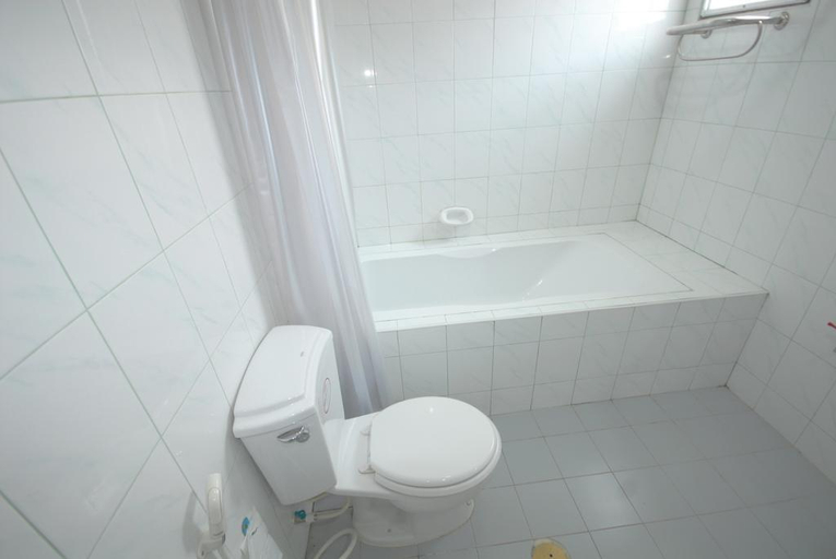 Bathroom 4, Golden Land Hotel, Muang Chiang Rai