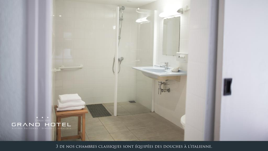 Bathroom 4, Grand Hotel Abbatiale Bénodet, The Originals, Finistère