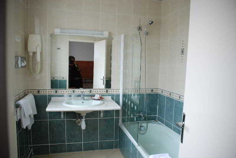 Bathroom 3, Hôtel Le Bellevue, Montrichard, Loir-et-Cher