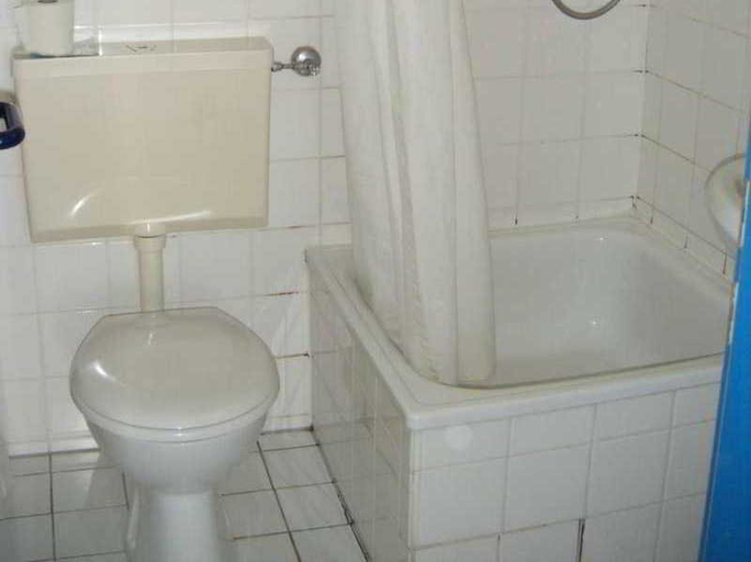 Bathroom 5, Central-Hotel Tegel, Berlin