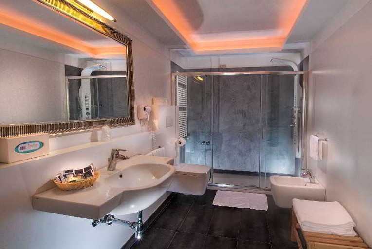 Bathroom 5, Hotel Mediterraneo, Rimini