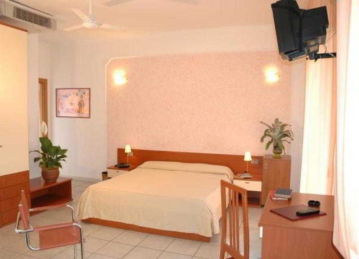 Bedroom 2, Hotel Tirreno, Salerno