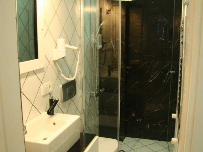 Bathroom 4, Royal Pera Taksim, Beyoğlu