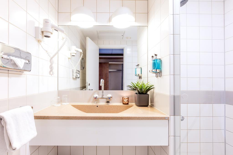 Bathroom 5, Hotel Lautruppark, Ballerup