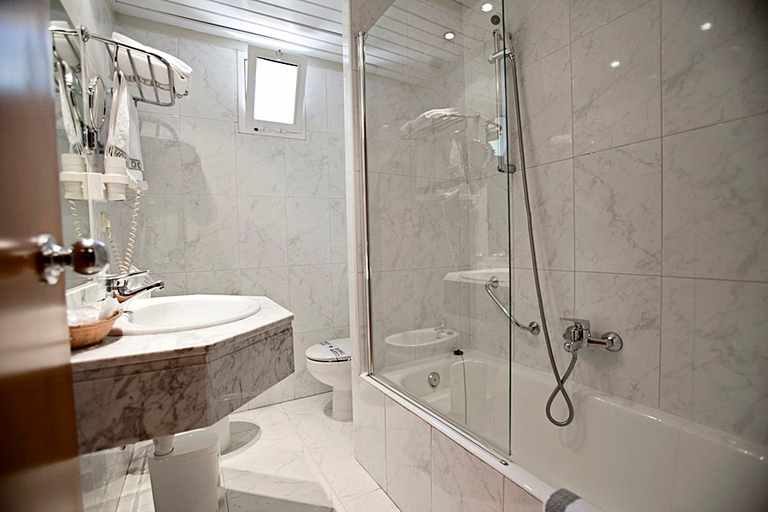Bathroom 4, Hotel Don Carlos, Navarra