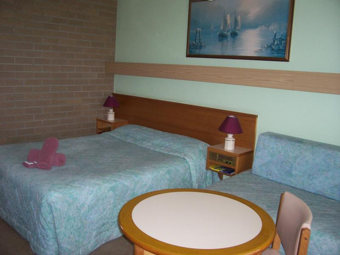Bedroom 3, Town Centre Motor Inn, Bega Valley